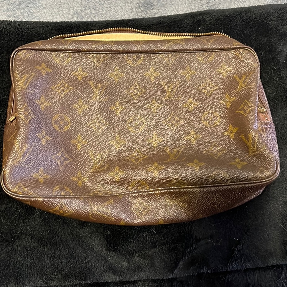 Zipper everything works beautiful LV makeup bag